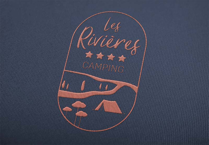 T-Shirt avec logo brodé au nom du camping conçu et réalisé par l'agence de communication à Nantes Koro Marketing